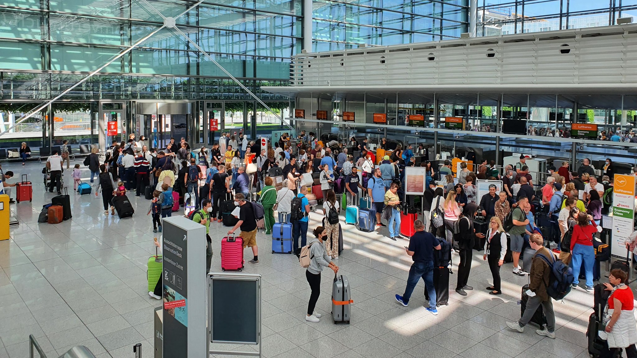 Warteschlangen beim Einchecken im Terminal 2