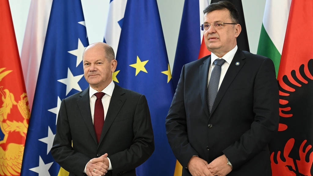 Archivbild: Kanzler Olaf Scholz (l.) begrüßte Zoran Tegeltija, Premierminister von Bosnien-Herzegowina, Anfang November zum Westbalkan-Gipfel.