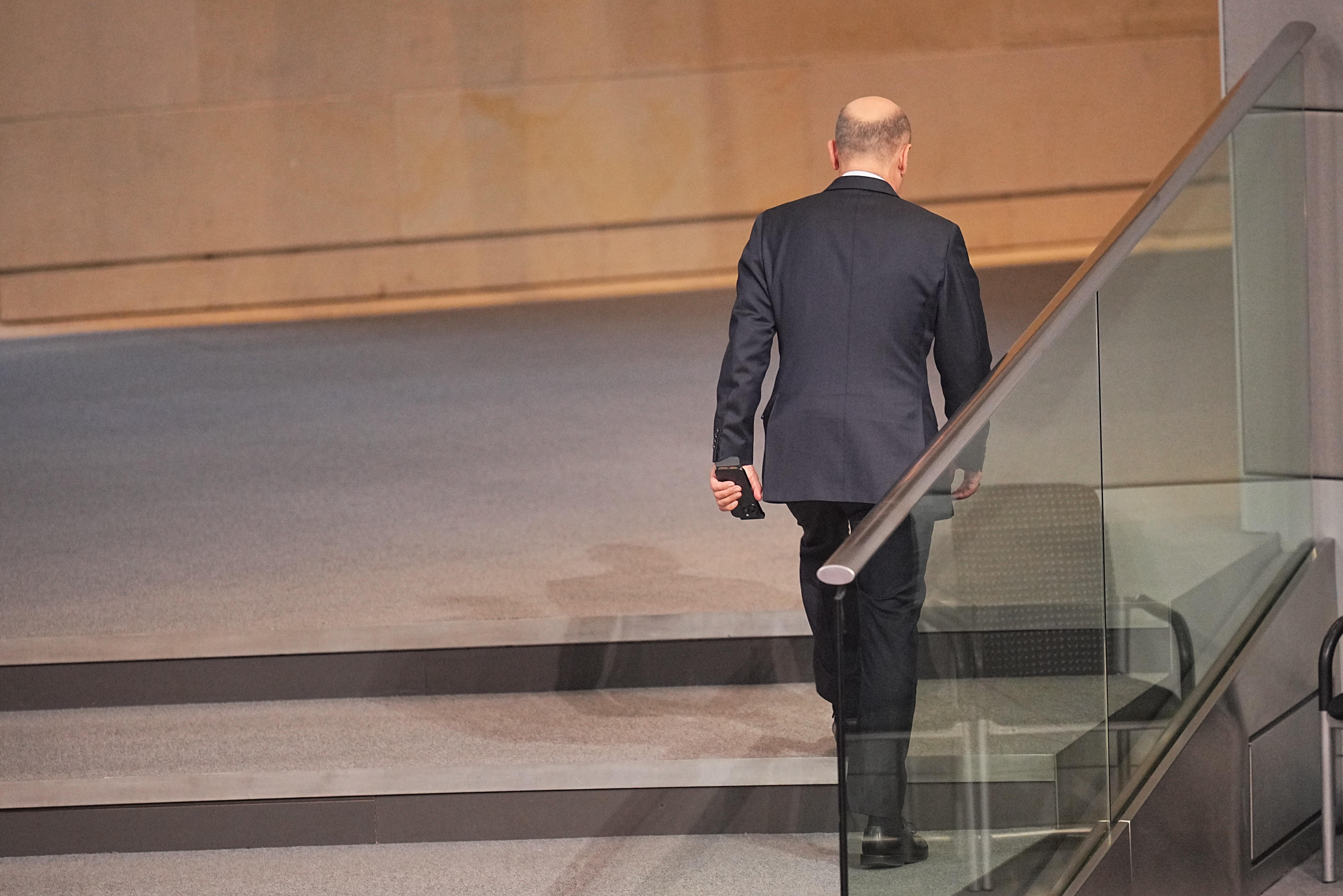 Bundeskanzler Olaf Scholz (SPD) verlässt nach seiner Vertrauensfrage den Plenarsaal.