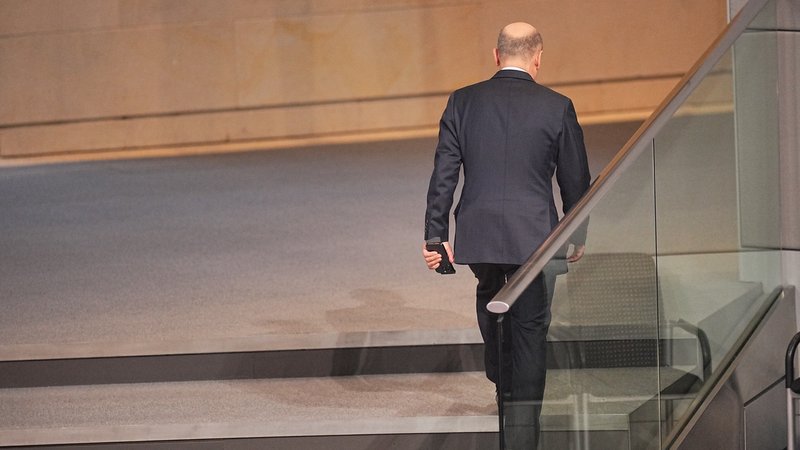 Bundeskanzler Olaf Scholz (SPD) verlässt nach seiner Vertrauensfrage den Plenarsaal. | Bild: picture alliance/dpa | Michael Kappeler Bundeskanzler Olaf Scholz (SPD) verlässt nach seiner Vertrauensfrage den Plenarsaal.