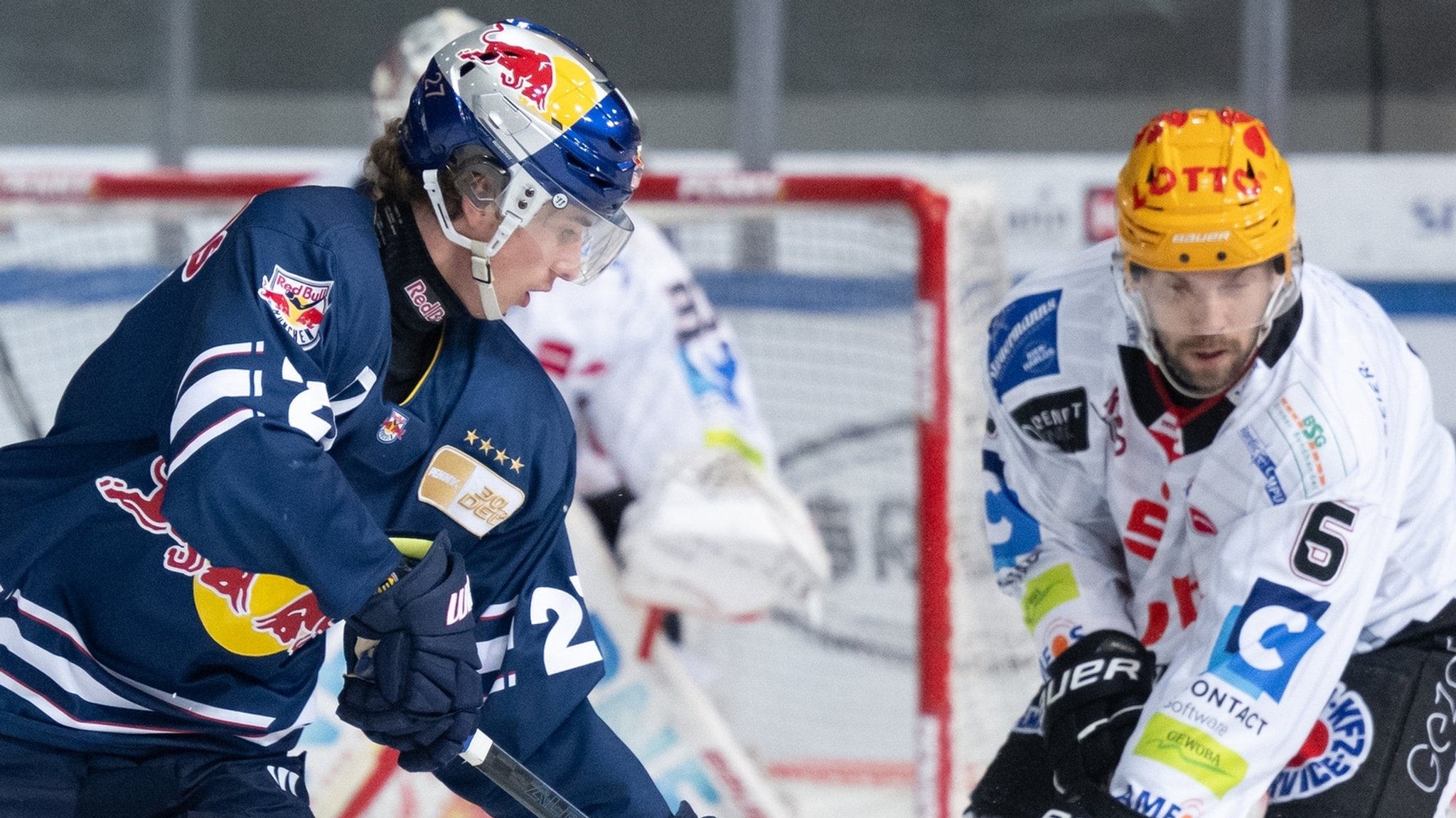 01.12.2023, Bayern, München: Eishockey: DEL, EHC Red Bull München - Pinguins Bremerhaven, Hauptrunde, 23. Spieltag im Olympia-Eissportzentrum. Veit Oswald (l) von München und Anders Grönlund von Bremerhaven kämpfen um den Puck. 