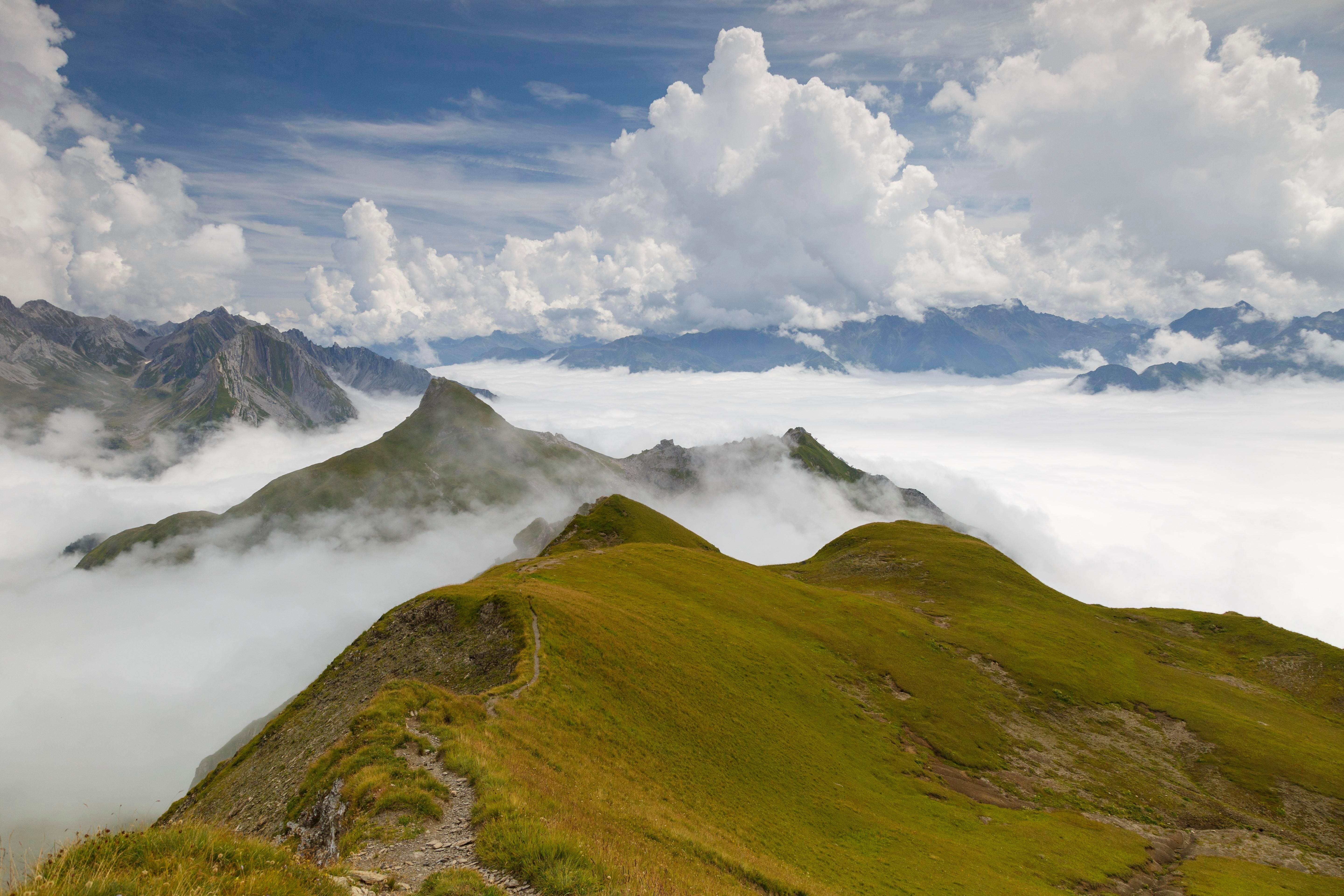 (Symbolbild) Blick vom Gehrengrat über die Nebel verhüllten Gipfel der Alpen