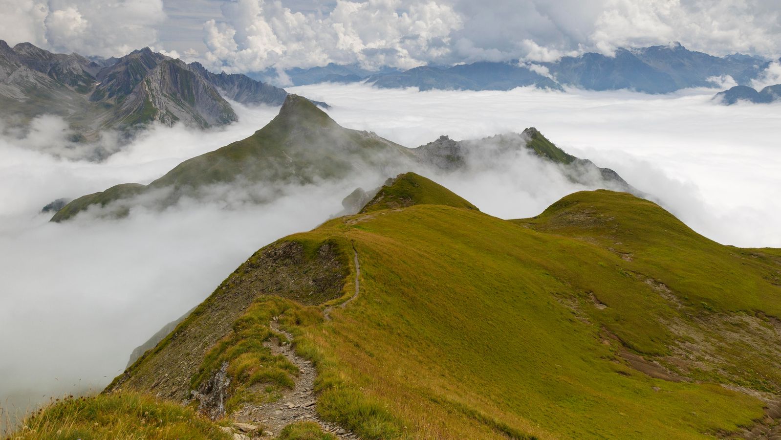 200-Meter-Sturz: Unterfränkin stirbt bei Wanderung in Österreich | BR24