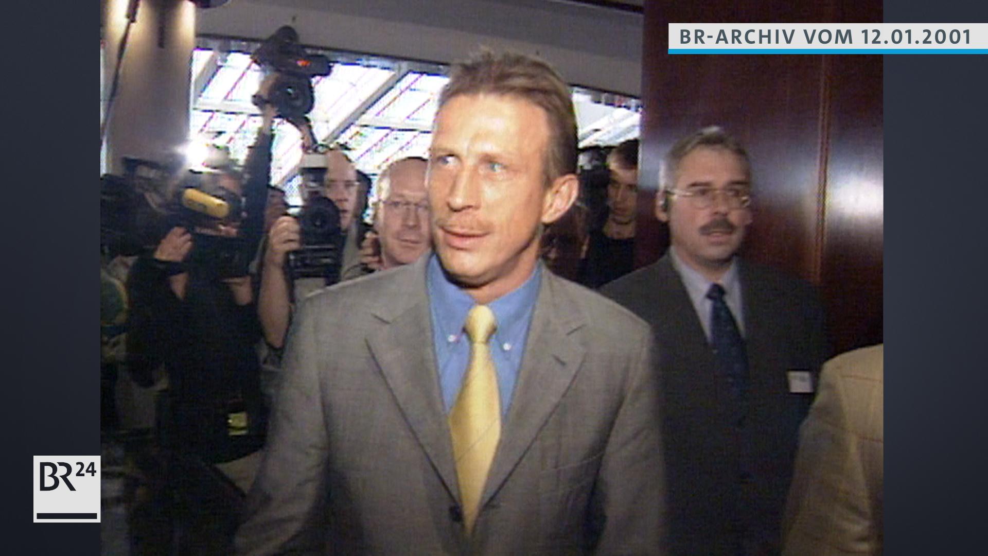 Christoph Daum auf dem Weg zur PK, auf der er seinen Kokainkonsum zugab