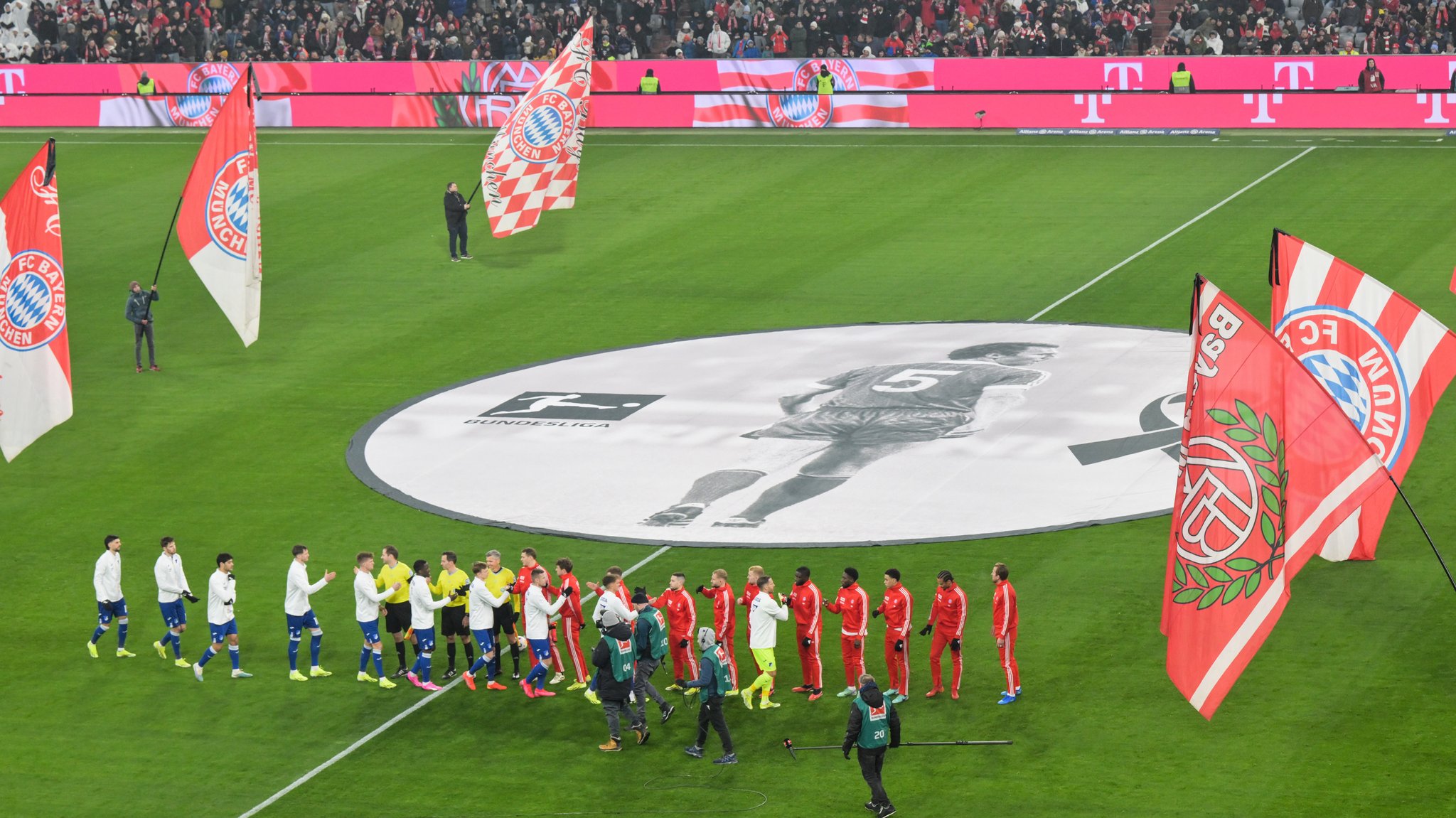 Beide Teams spielten mit Trauerflor zu Ehren von Franz Beckenbauer 