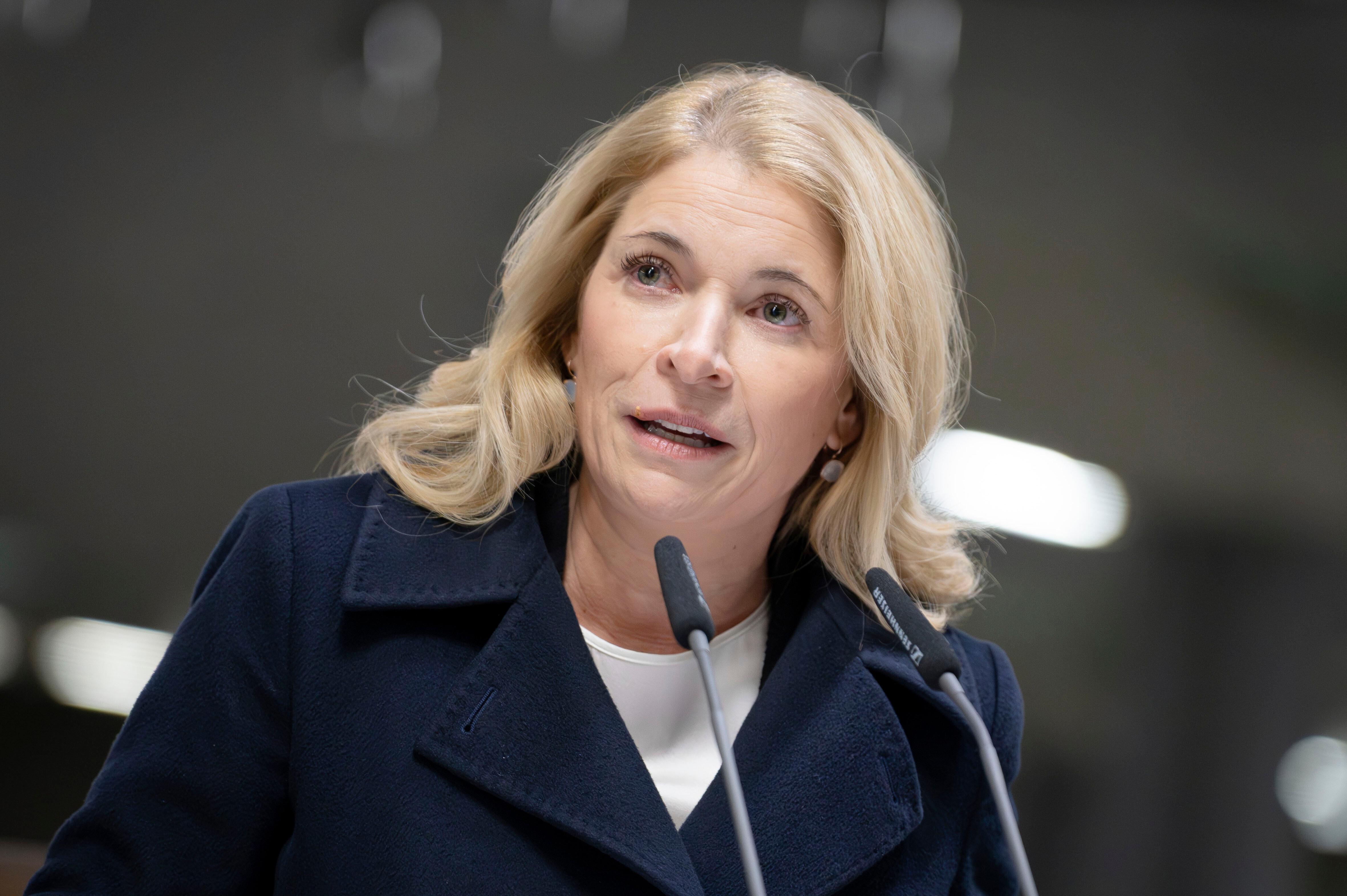 Bahnchefin Evelyn Palla spricht in ein Mikrofon 