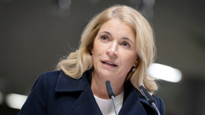 Bahnchefin Evelyn Palla spricht in ein Mikrofon | Bild: pa/dpa/Bernd Elmenthaler/Geisler-Fotopress Bahnchefin Evelyn Palla spricht in ein Mikrofon