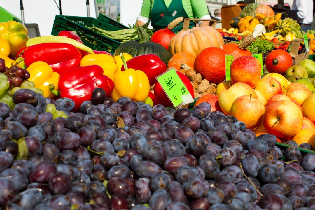 Obst und Gemüse am Stand eines Bauernmarktes 