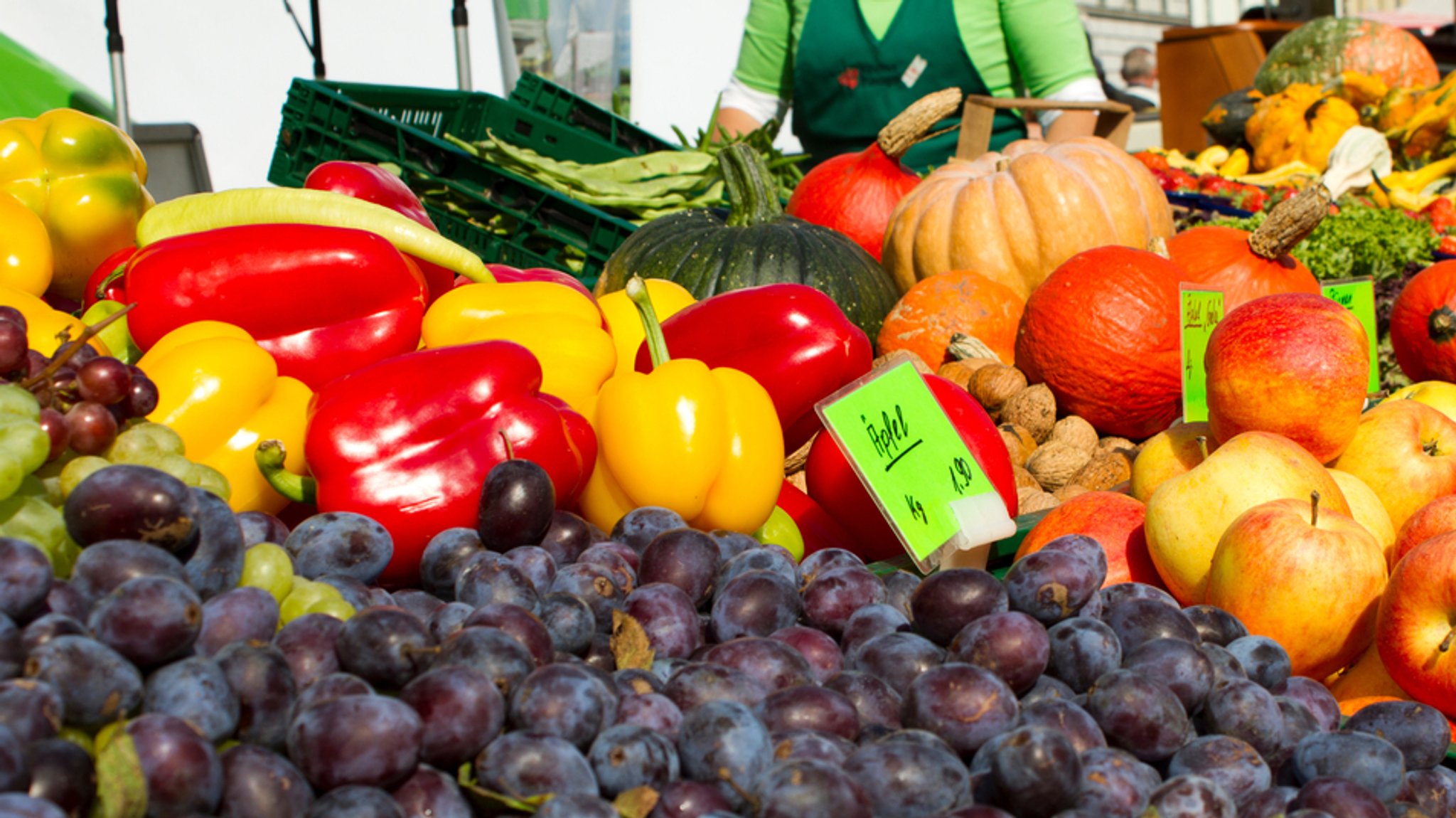 Obst und Gemüse am Stand eines Bauernmarktes 