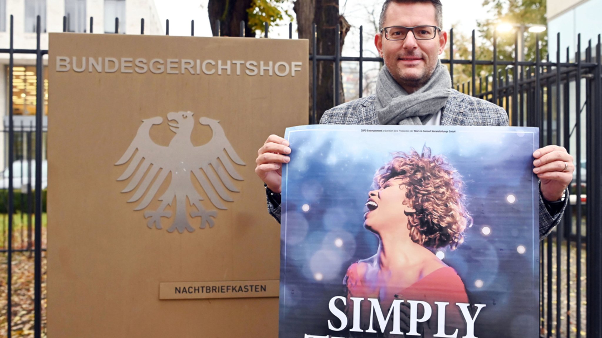 Tourneeveranstalter Oliver Forster von Cofo Entertainment steht vor dem Bundesgerichtshof  mit einem umstrittenen Plakat der Show ·Simply The Best - Die Tina Turner Story·, auf dem die Doppelgängerin Coco Fletcher abgebildet ist. 