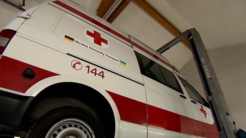 Ein Rettungswagen. An der Seite steht "Ukraine Humanity Transport" geschrieben. 