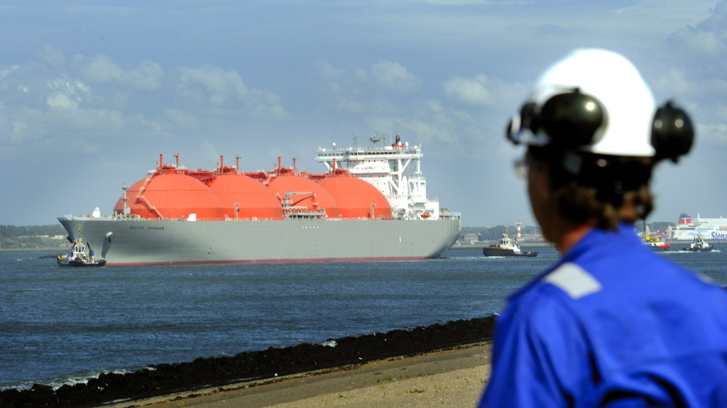 Ein Frachter für flüssiges Erdgas (LNG) liegt im Hafen von Rotterdam.