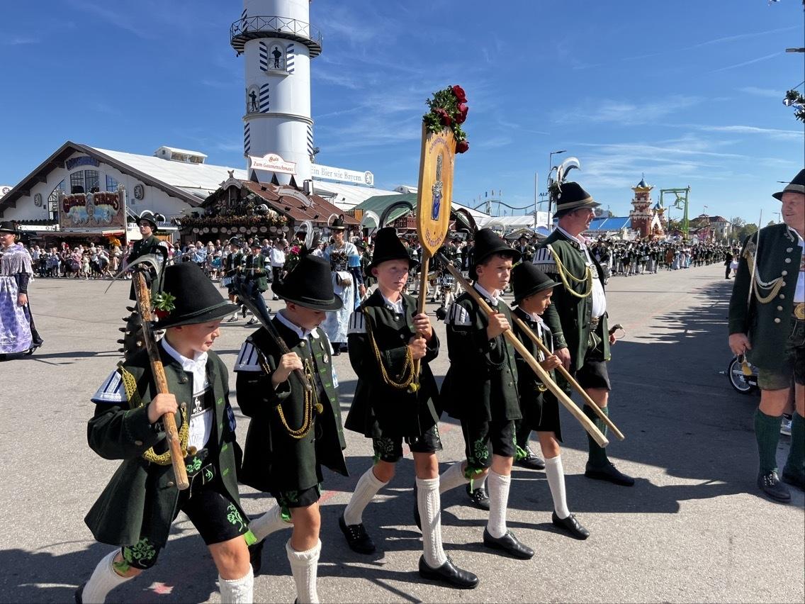 Bei sommerlichen Temperaturen ist der traditionelle Trachten- und Schützenzug kurz nach 11 Uhr auf dem Festgelände angekommen.