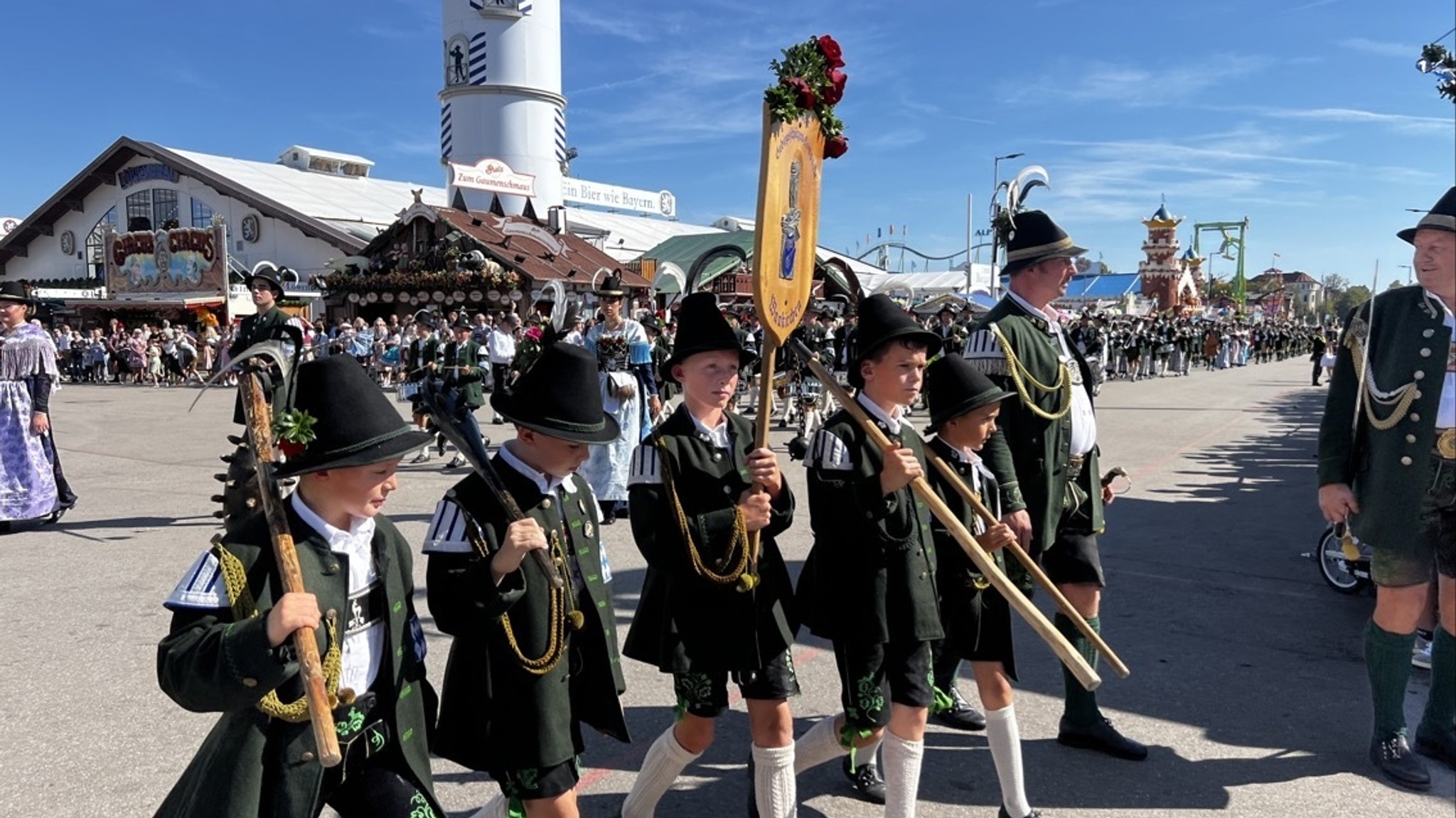 Bei sommerlichen Temperaturen ist der traditionelle Trachten- und Schützenzug kurz nach 11 Uhr auf dem Festgelände angekommen.