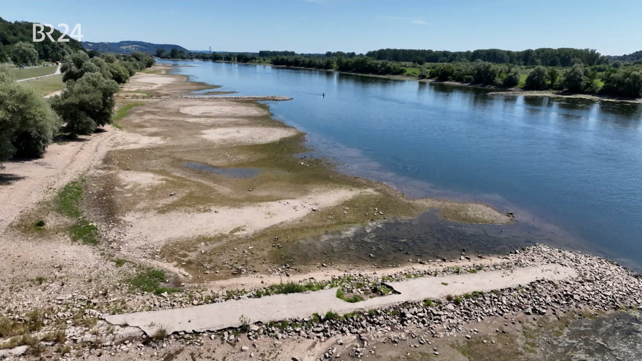 Trockengefallene Ufer in Niederbayern | Bild: br Trockengefallene Ufer in Niederbayern