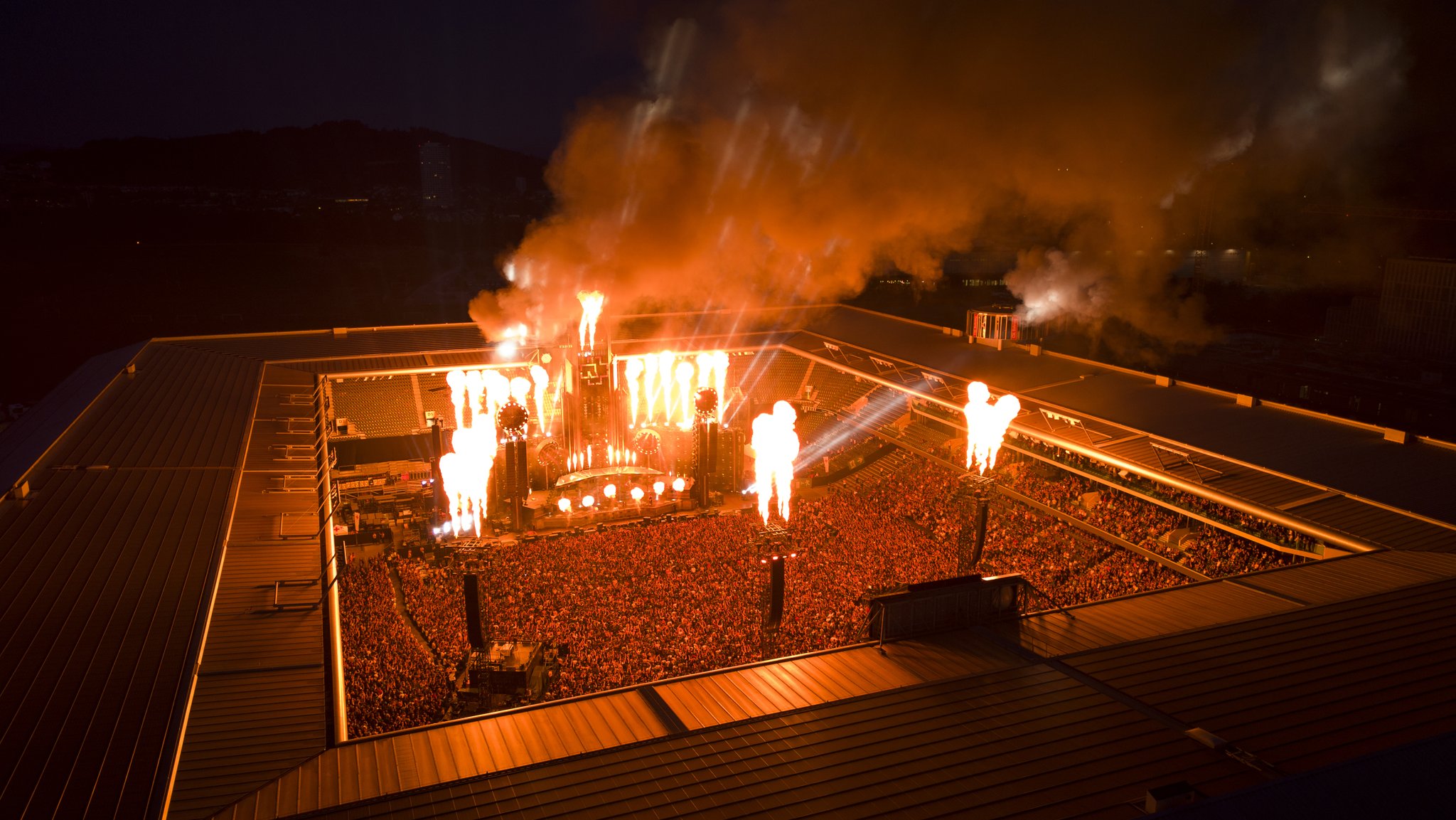 Pyrotechnik und dicht besetzte Ränge: Ein Stadion aufgenommen in Vogelperspektive.