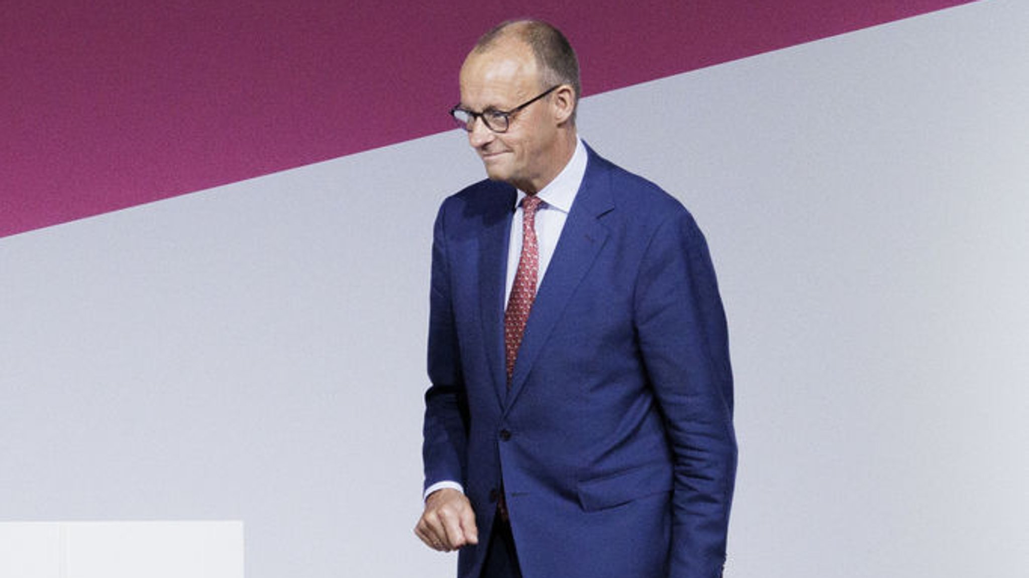 26.09.2023, Berlin: Friedrich Merz (CDU), CDU-Bundesvorsitzender und Unionsfraktionsvorsitzender, verlässt das Rednerpult bei dem Kongress der Bundesverbandes Digitalpublisher und Zeitungsverleger. Foto: Carsten Koall/dpa +++ dpa-Bildfunk +++