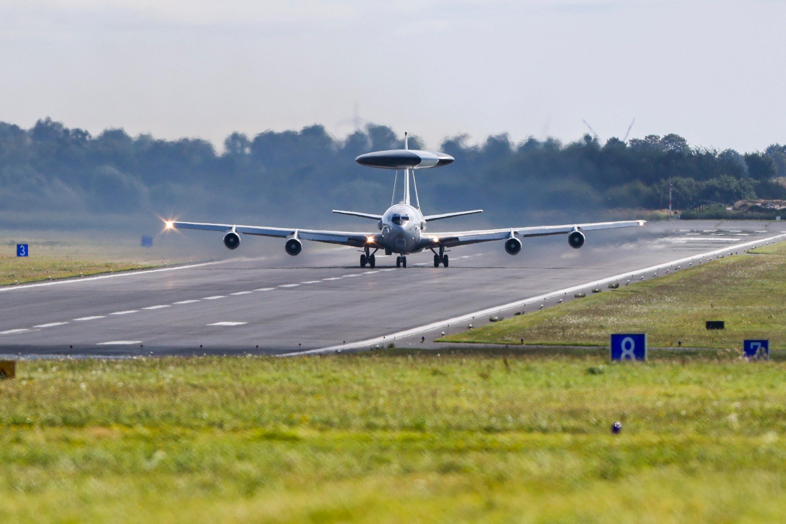 Ein Awacs-Flugzeug (Englisch für "Airborne warning and control system“) vor dem Start auf der Rollbahn am Nato-Flugplatz in Geilenkirchen.