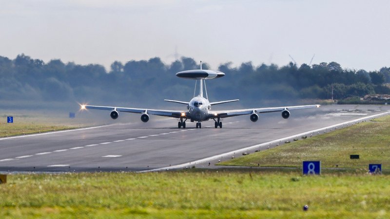 Ein Awacs-Flugzeug (Englisch für "Airborne warning and control system“) vor dem Start auf der Rollbahn am Nato-Flugplatz in Geilenkirchen. | Bild: picture alliance/dpa | Christoph Reichwein Ein Awacs-Flugzeug (Englisch für "Airborne warning and control system“) vor dem Start auf der Rollbahn am Nato-Flugplatz in Geilenkirchen.