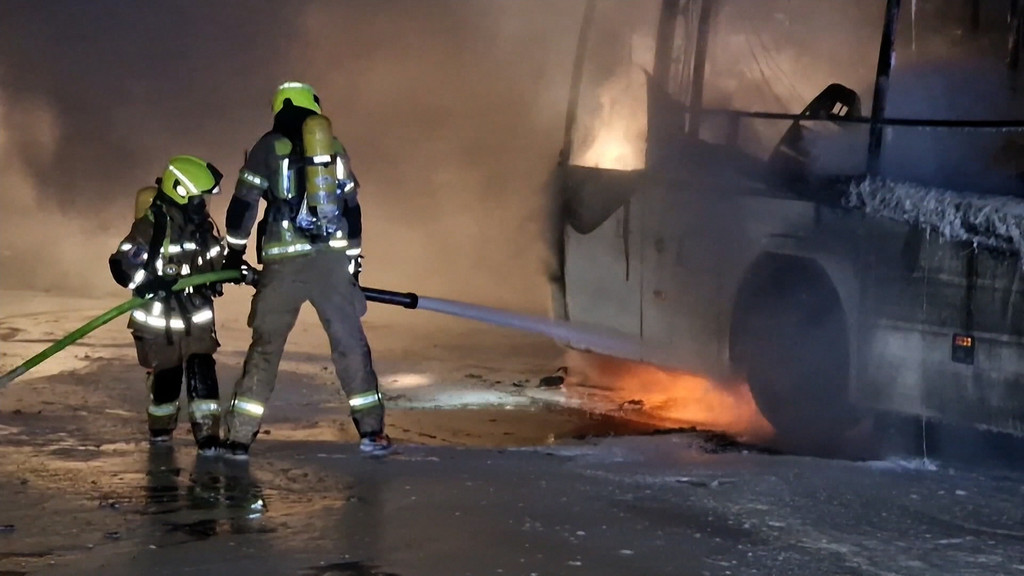 In Berlin brannte in der Silvesternacht ein Reisebus aus