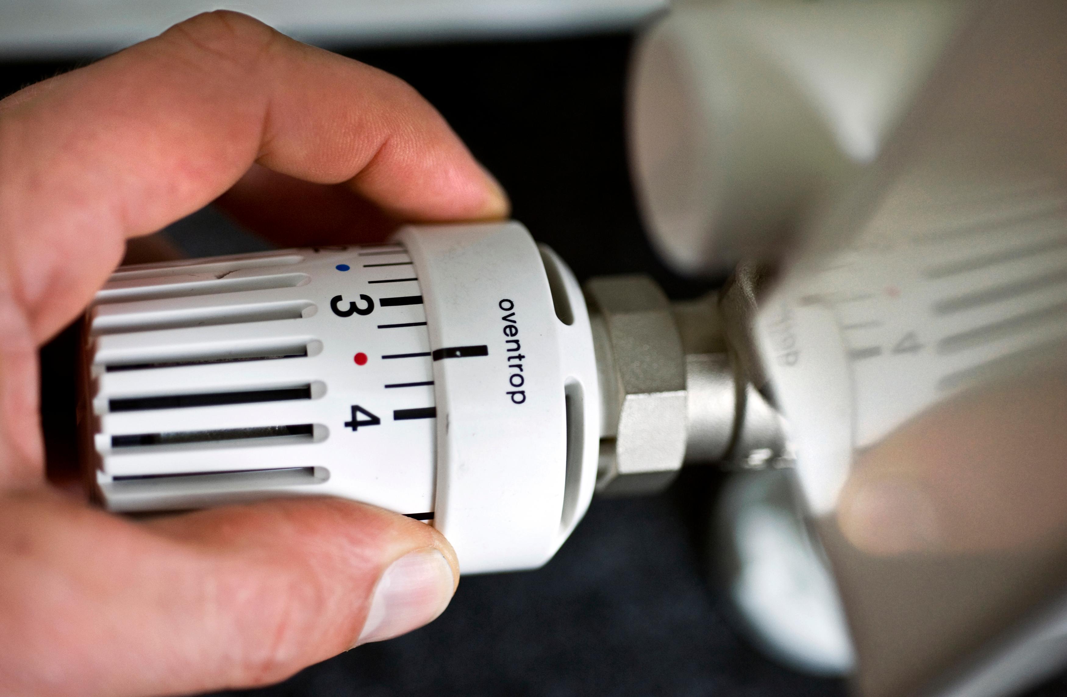 Jemand dreht an einer Heizung