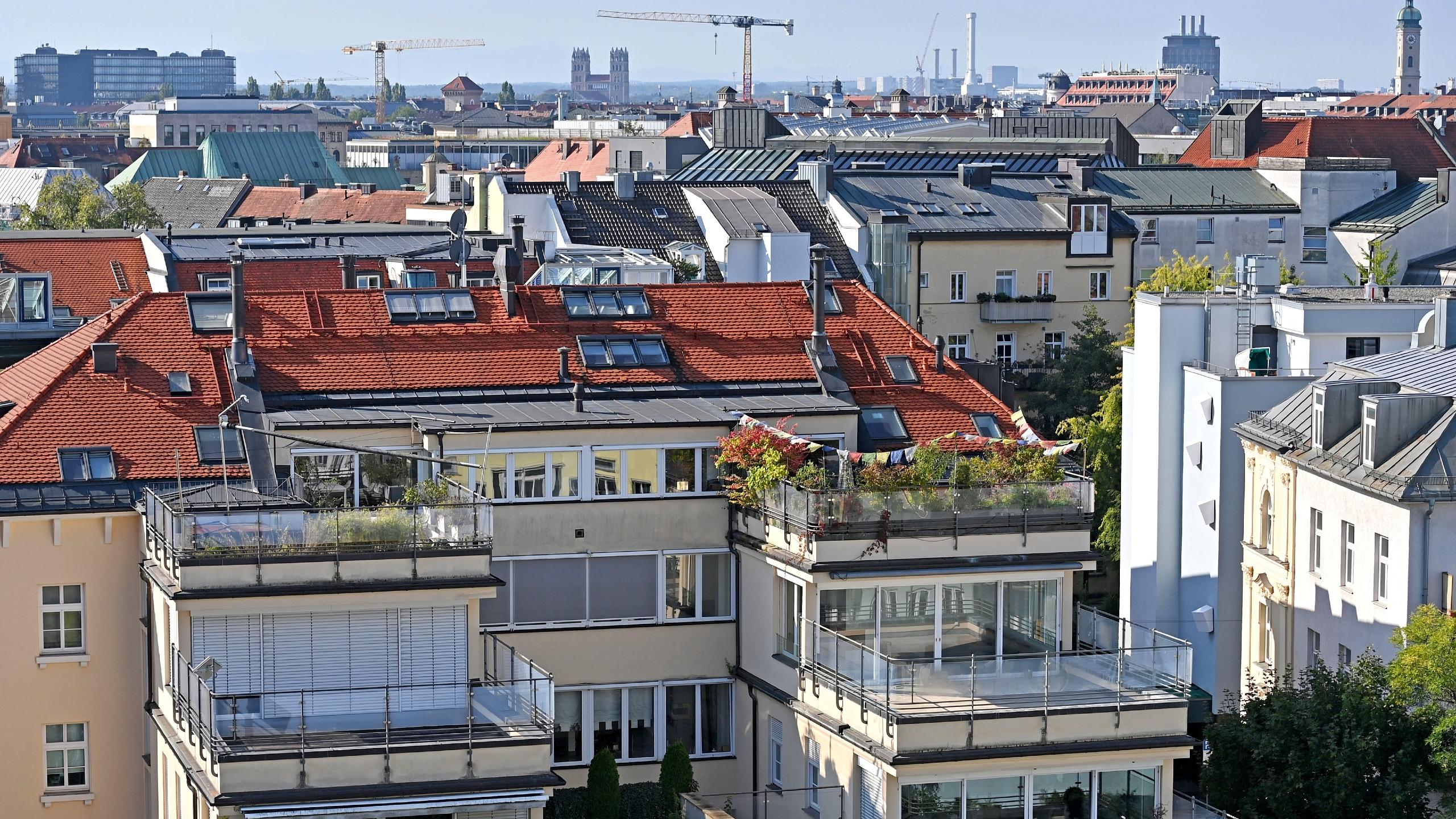 Die Inflation lässt nicht nur Lebenshaltungskosten steigen, sondern auch die Index-Mieten. Eine Kappungsgrenze sieht das Mietrecht nicht vor. Kritiker befürchten, dass Wohnraum in Ballungszentren so unbezahlbar werden könnte.