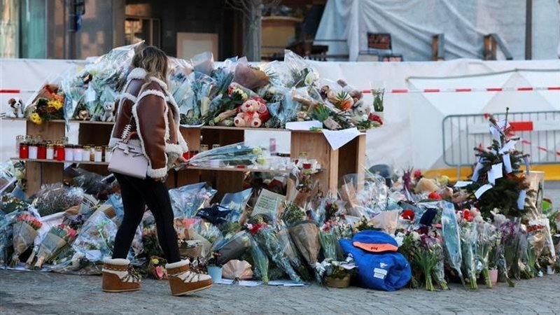 Blumen für die Opfer des Feuers in Crans-Montana. | Bild: Blumen für die Opfer des Feuers in Crans-Montana. Blumen für die Opfer des Feuers in Crans-Montana.