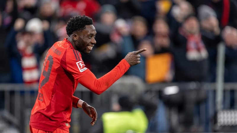 Alphonso Davies freut sich "auf weitere fünf gemeinsame Jahre" mit dem FC Bayern. | Bild: picture alliance / M.i.S. | Bernd Feil Alphonso Davies freut sich "auf weitere fünf gemeinsame Jahre" mit dem FC Bayern.