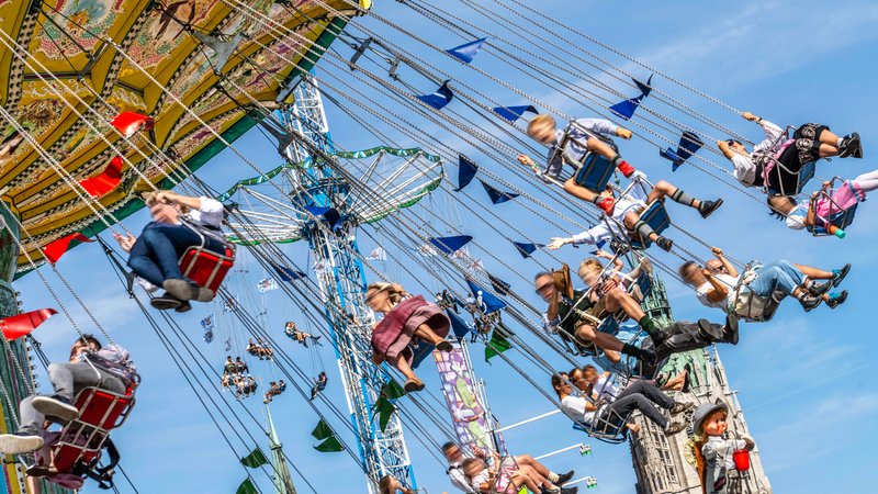 Wiesnwetter mit blauem Himmel im September 2024 | Bild: picture alliance / Wolfgang Maria Weber | Wolfgang Maria Weber Wiesnwetter mit blauem Himmel im September 2024