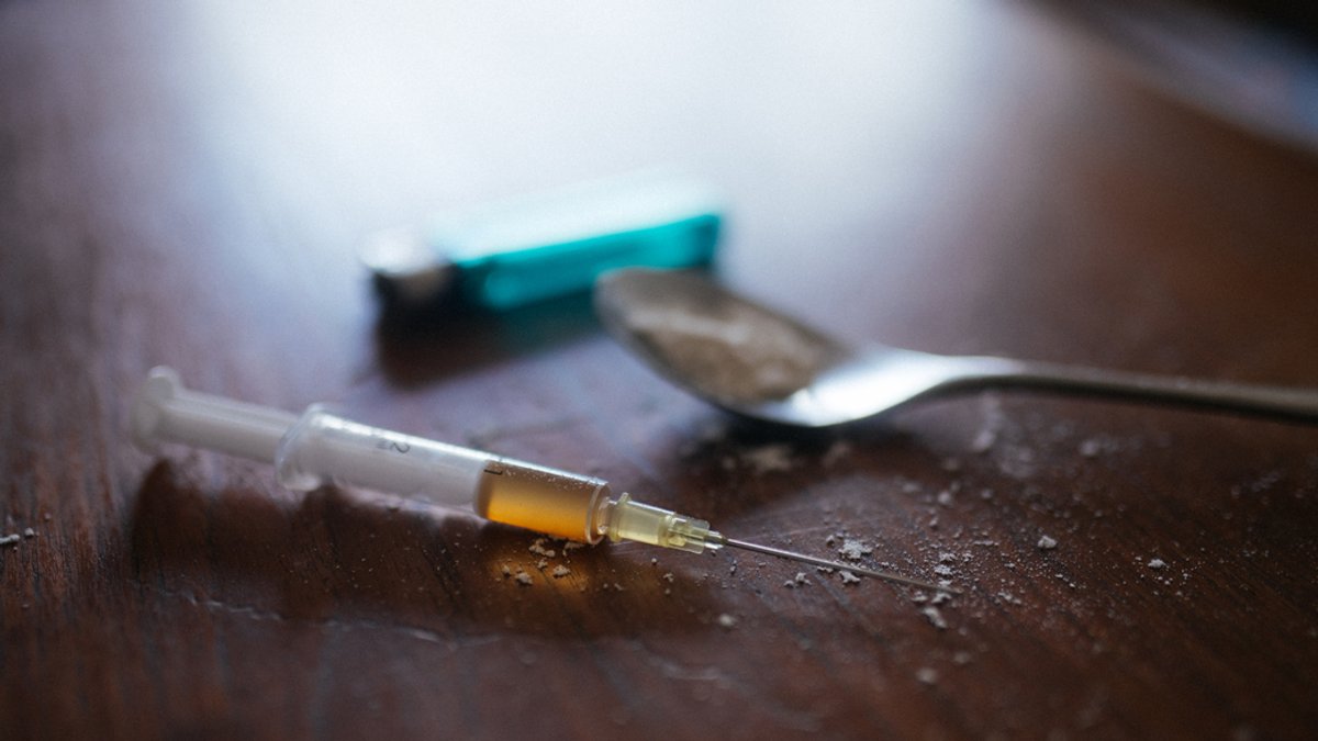 Heroin Utensilien auf einem Tisch.