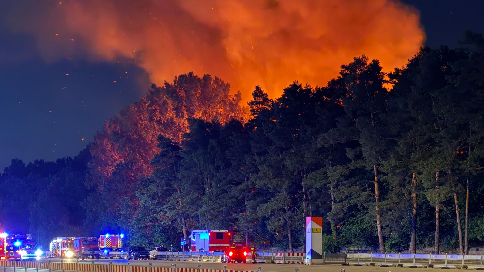 Großbrand im Nürnberger Süden: Warnung vor Rauchentwicklung