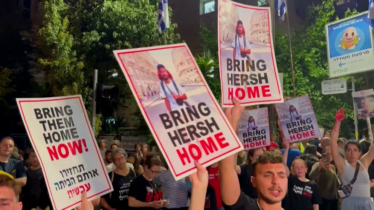 Demonstranten mit Plakaten, darunter die Aufschrift: "Bring Hersh home".