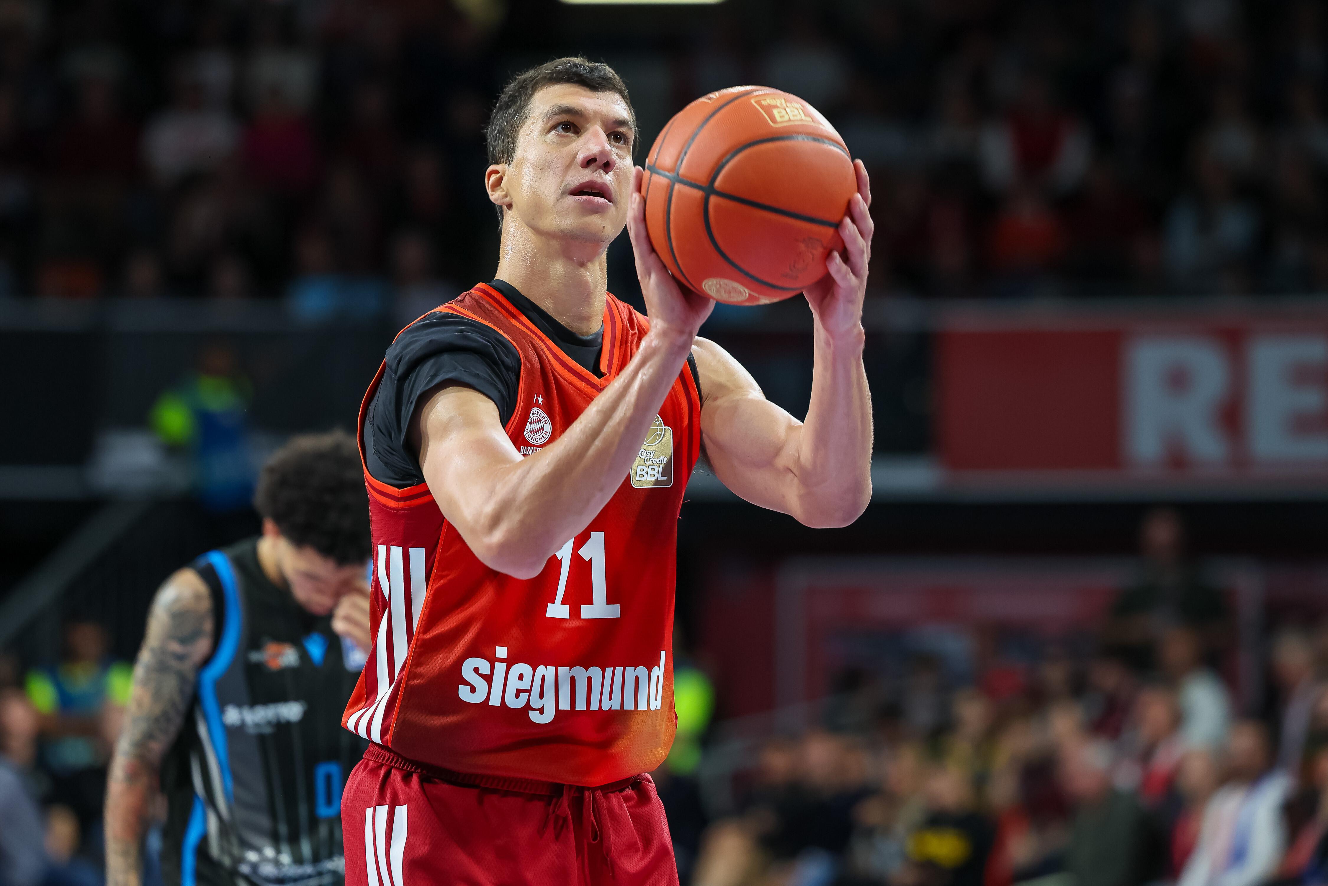 Spielszene FC Bayern Basketball - Jena - Vladimir Lucic (FC Bayern Basketball, #11) beim Freiwurf