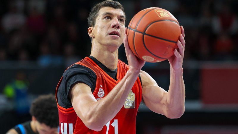 Spielszene FC Bayern Basketball - Jena - Vladimir Lucic (FC Bayern Basketball, #11) beim Freiwurf | Bild: picture-alliance/dpa Spielszene FC Bayern Basketball - Jena - Vladimir Lucic (FC Bayern Basketball, #11) beim Freiwurf