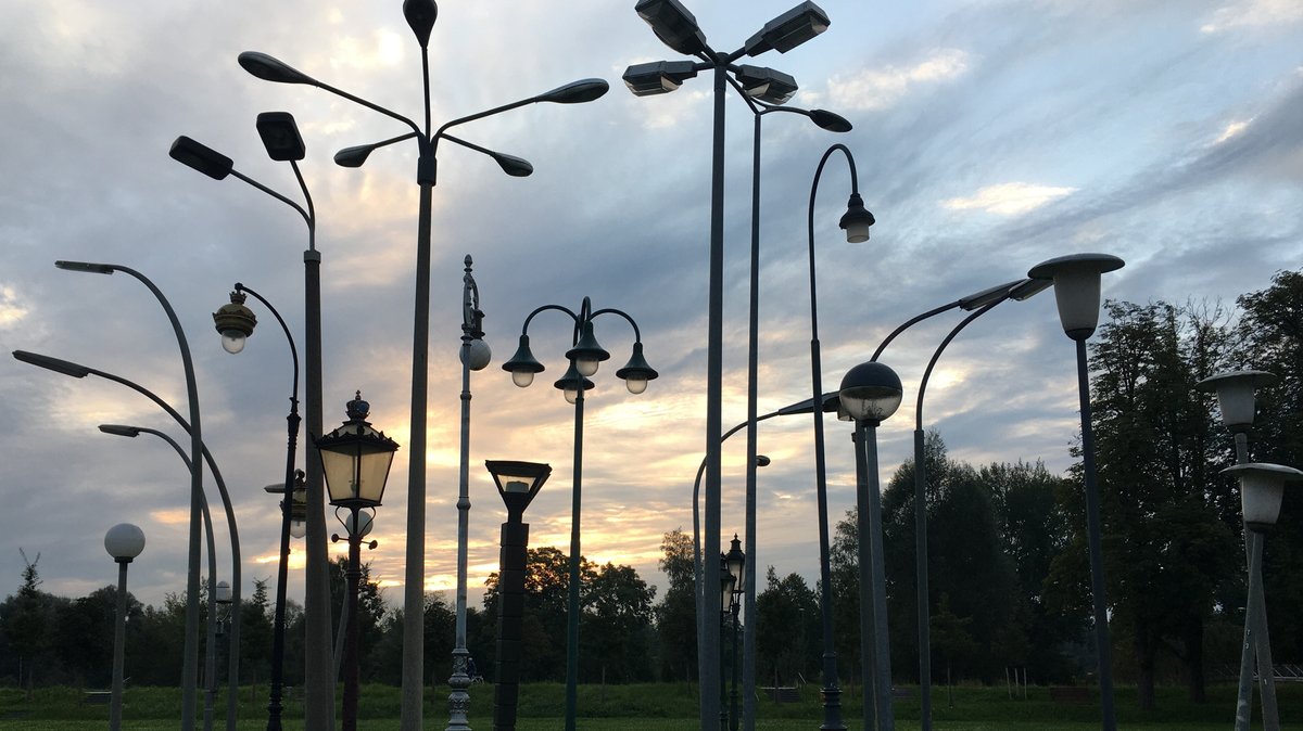 Der Leuchtenwald der Münchner Künstlerin Sonja Vordermaier: Fast 30 Lampen aus vielen europäischen Städten von Mailand bis Amsterdam.