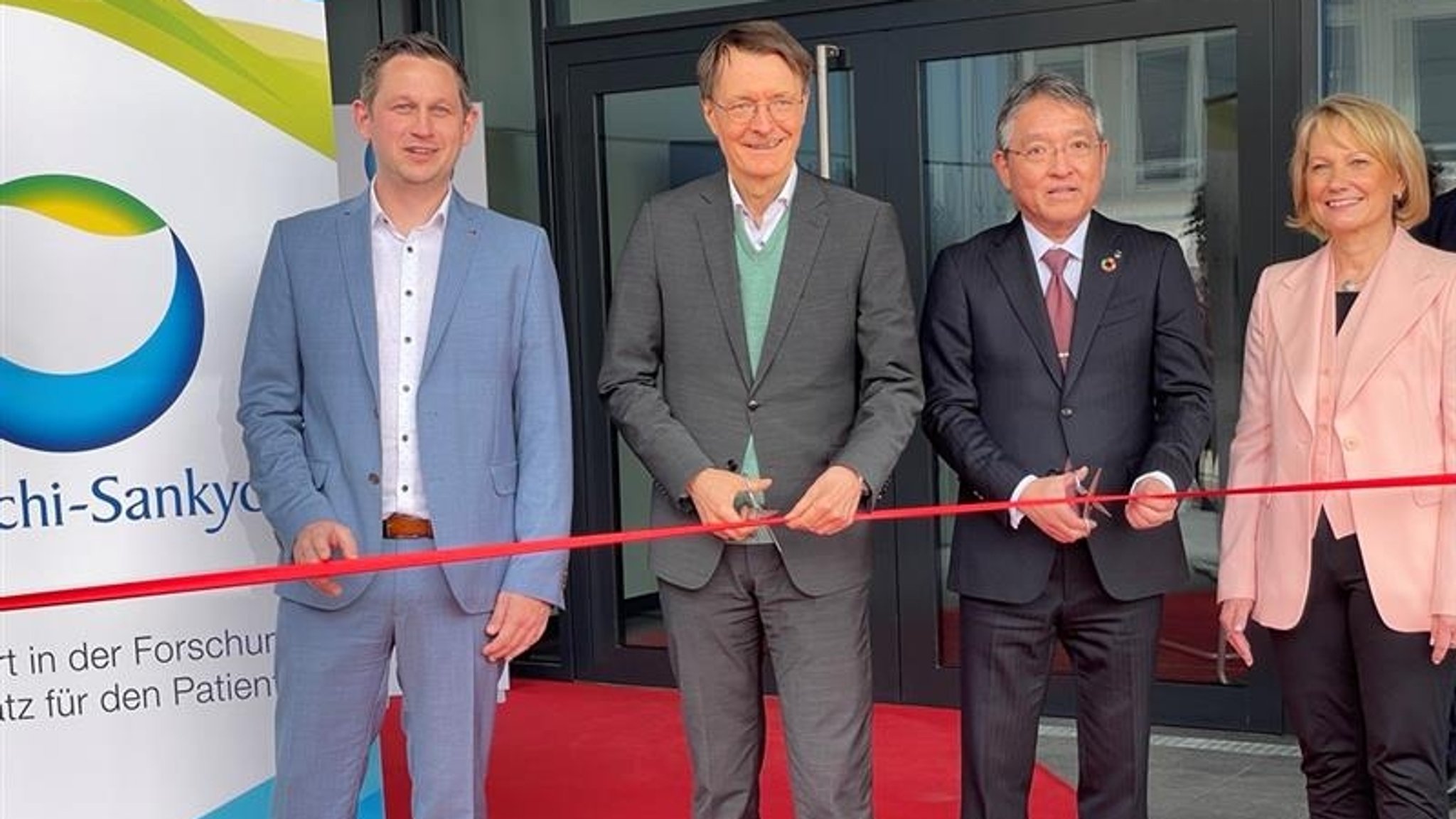 Matthias Kühn, Werkleiter in Pfaffenhofen, Gesundheitsminister Karl Lauterbach, Masahiro Kato, CEO Europa, Martina Witzel von Daiichi-Sankyo.