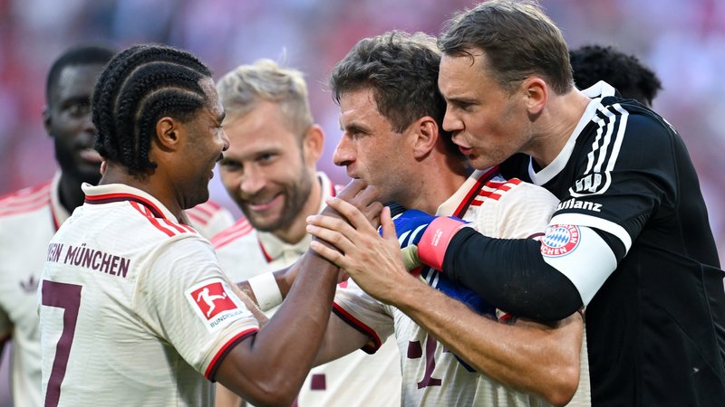 FC-Bayern-Jubel nach dem 2:0 durch Thomas Müller gegen den SC Freiburg | Bild: picture-alliance/dpa FC-Bayern-Jubel nach dem 2:0 durch Thomas Müller gegen den SC Freiburg