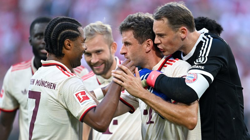 FC-Bayern-Jubel nach dem 2:0 durch Thomas Müller gegen den SC Freiburg | Bild: picture-alliance/dpa FC-Bayern-Jubel nach dem 2:0 durch Thomas Müller gegen den SC Freiburg