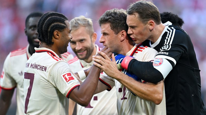FC-Bayern-Jubel nach dem 2:0 durch Thomas Müller gegen den SC Freiburg | Bild: picture-alliance/dpa FC-Bayern-Jubel nach dem 2:0 durch Thomas Müller gegen den SC Freiburg