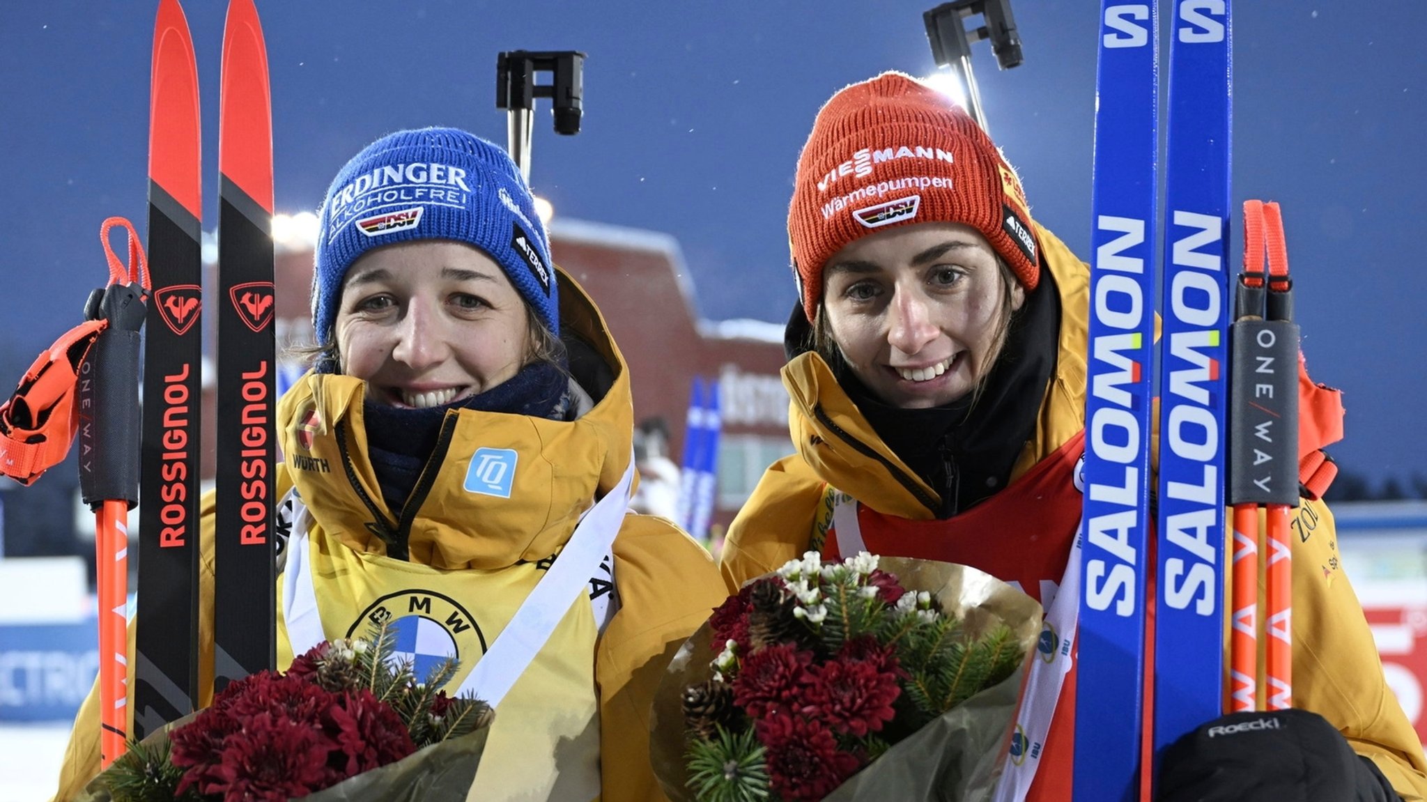 03.12.2023, Schweden, Östersund: Biathlon: Weltcup, Verfolgung 10 km, Damen: Franziska Preuß (l) und Vanessa Vogt aus Deutschland lächeln nach dem Rennen. Die 29-Jährige Preuß wird Zweite, Voigt wird wieder Dritte. 