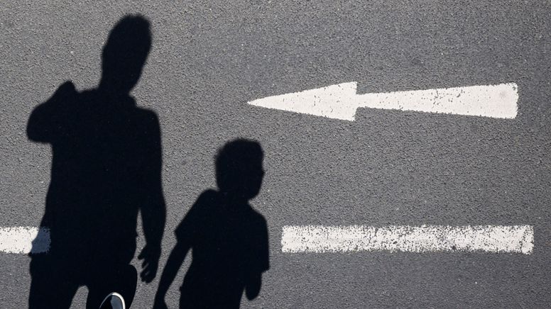 Symbolbild: Die Schatten eines Erwachsenen und eines Kindes | Bild:picture alliance/dpa | Julian Stratenschulte