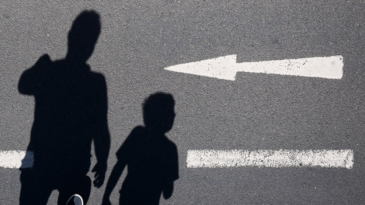 Symbolbild: Die Schatten eines Erwachsenen und eines Kindes
