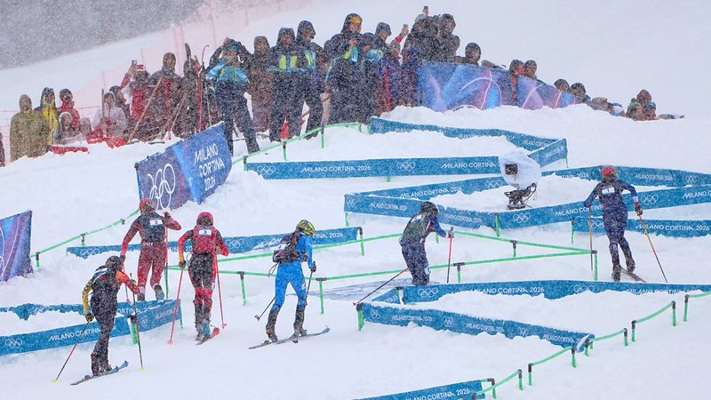 Skibergsteiger beim olympischen Wettbewerb, im Hintergrund einige Personen am Pistenrand, es schneit stark. (Archivbild) | Bild: picture alliance/dpa | Michael Kappeler Skibergsteiger beim olympischen Wettbewerb, im Hintergrund einige Personen am Pistenrand, es schneit stark. (Archivbild)