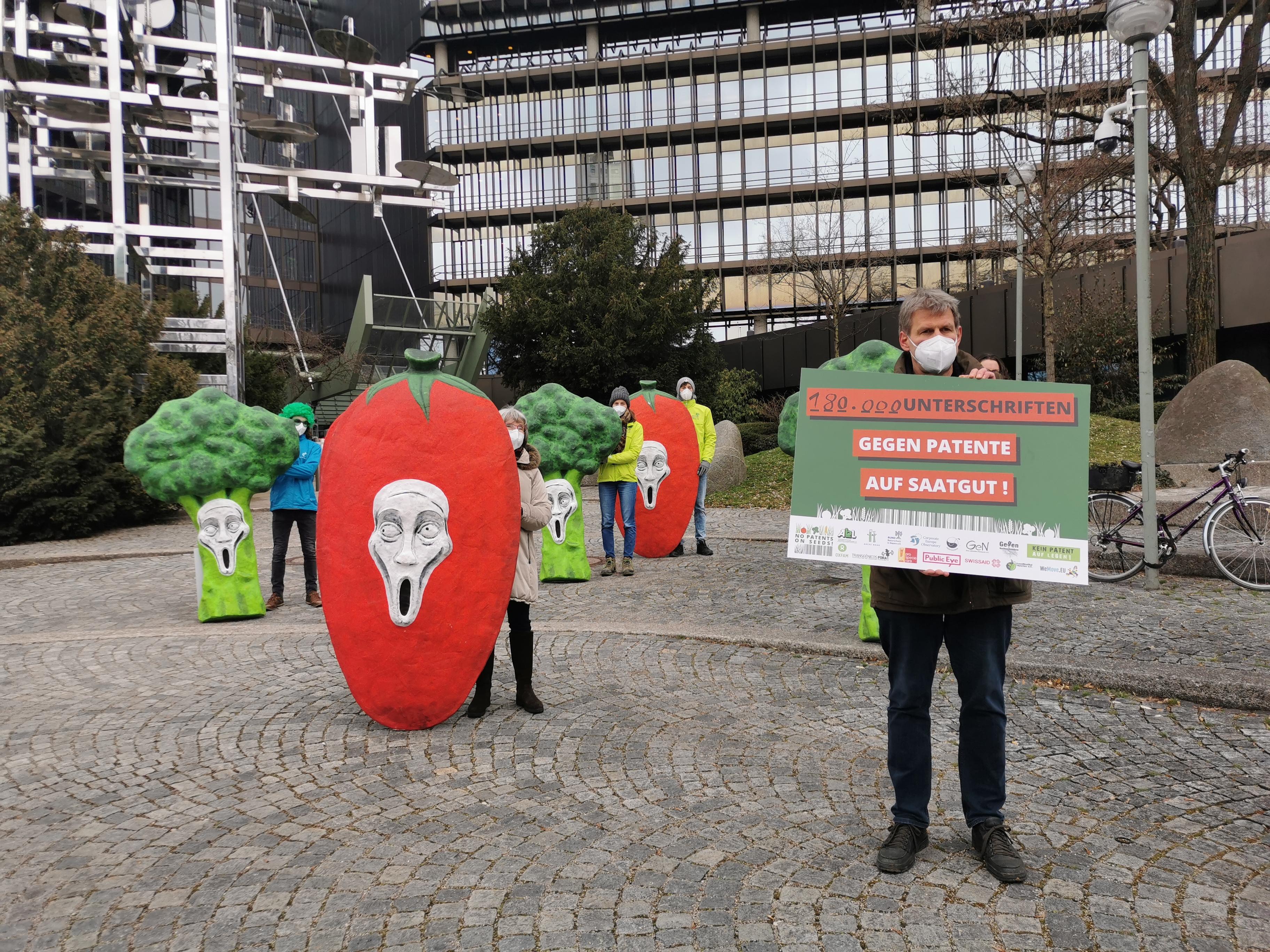 Aktivisten des internationalen Bündnisses "Keine Patente auf Saatgut" vor dem Europäischen Patentamt in München. 