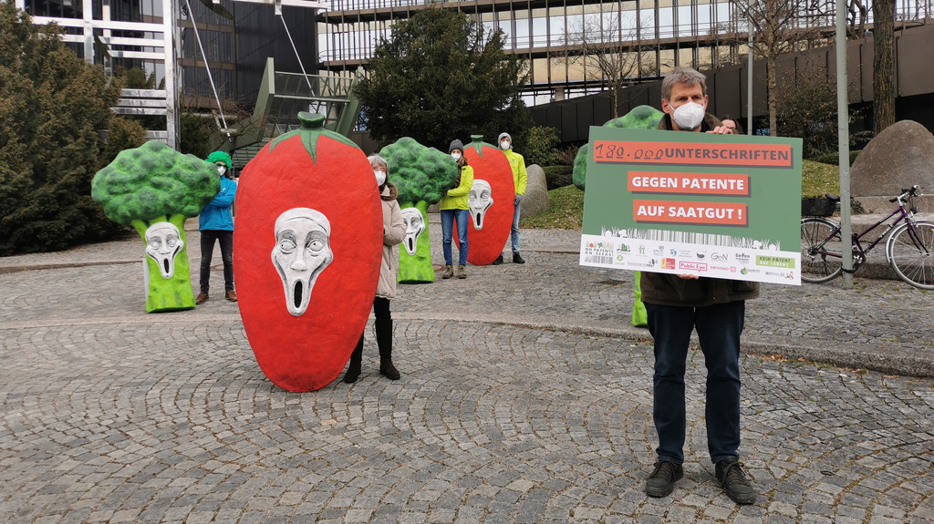 Aktivisten des internationalen Bündnisses "Keine Patente auf Saatgut" vor dem Europäischen Patentamt in München. 