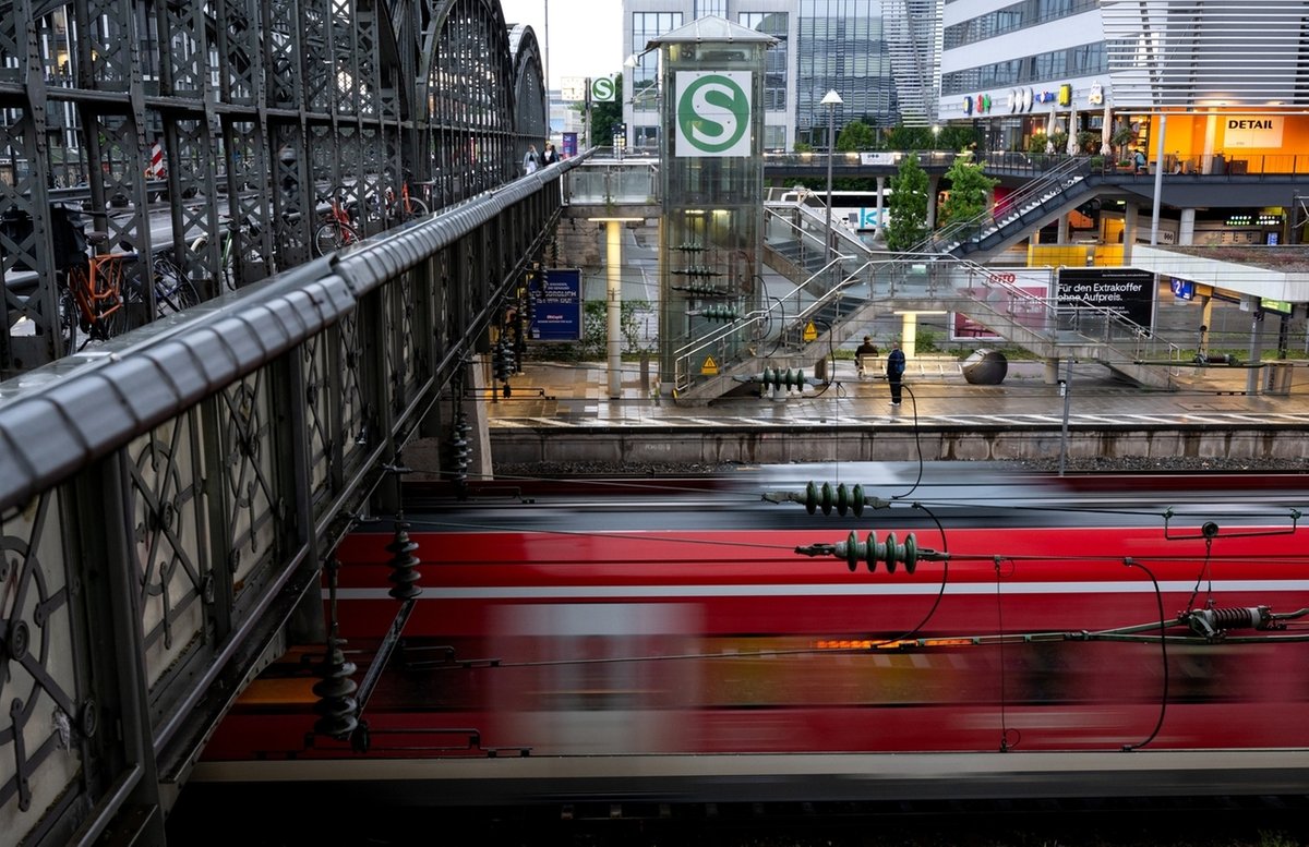 13.06.2022, Bayern, München: Eine S-Bahn fährt an der Hackerbrücke an die Haltestelle. Foto: Sven Hoppe/dpa +++ dpa-Bildfunk +++