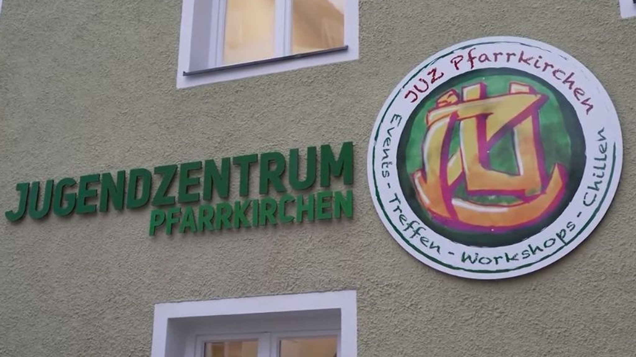 Das Jugendzentrum in Pfarrkirchen mit Schriftzug