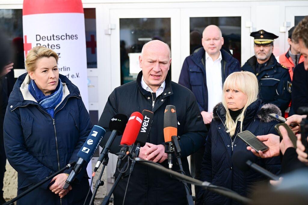 04.01.2026, Berlin: Kai Wegner (CDU, M), Regierender Bürgermeister von Berlin, spricht während eines Stromausfalls im Südwesten Berlins an einer Notunterkunft zwischen Franziska Giffey (SPD, l), Berliner Senatorin für Wirtschaft, Energie und Betriebe, und Iris Spranger (SPD), Berliner Senatorin für Inneres und Sport. Zehntausende Menschen im Südwesten der Hauptstadt haben keinen Strom. Und das Ganze wird wohl noch tagelang andauern. Foto: Sebastian Christoph Gollnow/dpa +++ dpa-Bildfunk +++