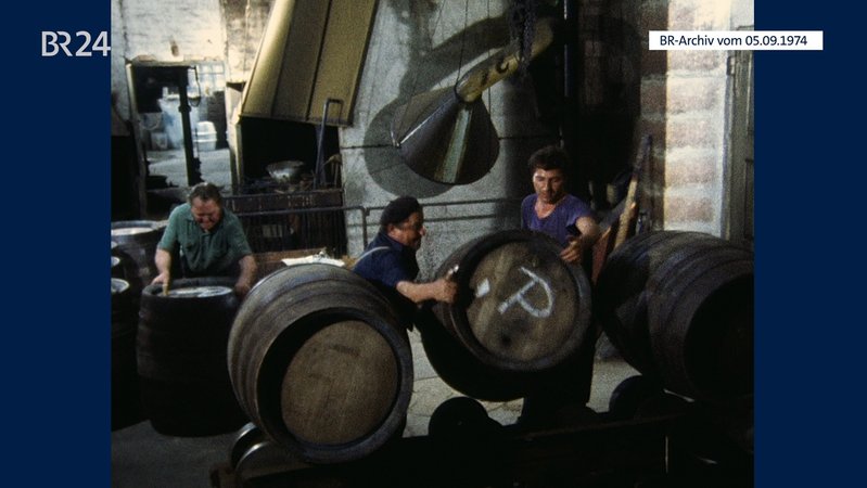 Schäffler mit Holzfässern | Bild: BR-Archiv Schäffler mit Holzfässern