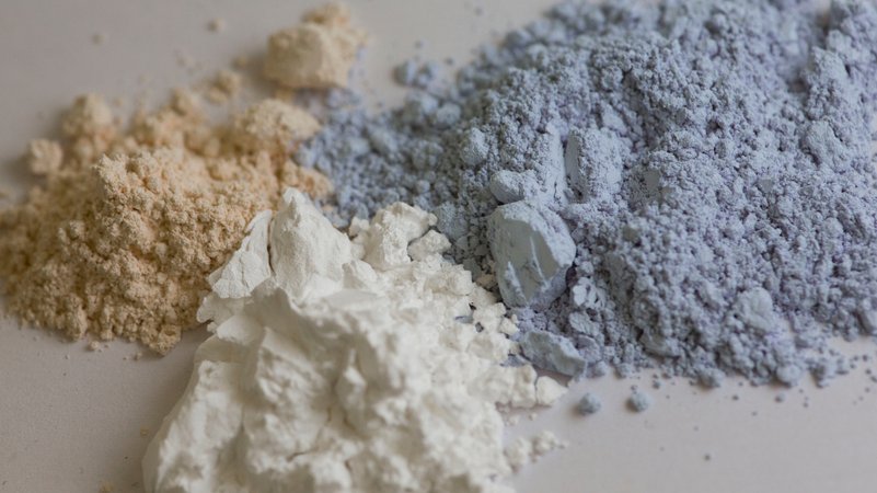 Seltene Erden (im Bild: Ceroxid, Yttriumoxid und Neodymoxid) sind aus der modernen Industrie | Bild: picture alliance / Frank Rumpenhorst | Frank Rumpenhorst Seltene Erden (im Bild: Ceroxid, Yttriumoxid und Neodymoxid) sind aus der modernen Industrie